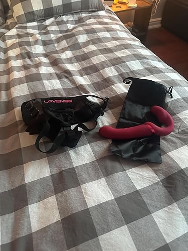 Lovense Lapis App-Controlled Lightweight Hands-Free Vibe Vibrating Strapless Strap-On - Pink photo review
